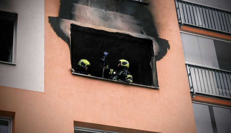 FOTO, VIDEO: Hasiči evakuovali kvůli požáru bytu v Praze 11 celkem třicet lidí
