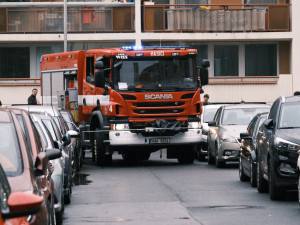 VIDEO: Pražští hasiči se nemohli dostat k požáru kvůli zaparkovaným autům. To rozhoduje o životech, říká mluvčí