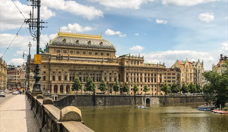 Místo zrušených kulturních akcí se dnes večer na více než sedmdesáti místech rozsvítí tzv. Majáky české kultury