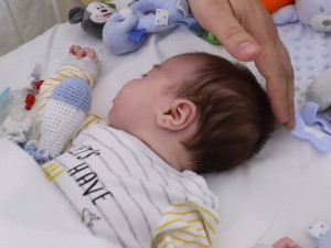 VIDEO: Lékaři v Praze voperovali defibrilátor dvouměsíčnímu chlapci. Je nejmladším pacientem s touto operací