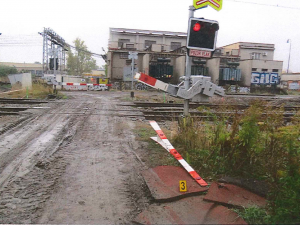 FOTO: Řidič na přejezdu ulomil závoru a odjel. Policisté hledají svědky dopravní nehody