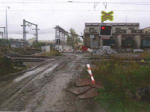 FOTO: Policisté hledají svědky dopravní nehody, při které byla na přejezdu ulomena závora