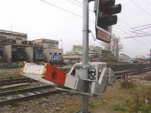 FOTO: Policisté hledají svědky dopravní nehody, při které byla na přejezdu ulomena závora