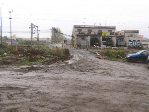 FOTO: Policisté hledají svědky dopravní nehody, při které byla na přejezdu ulomena závora