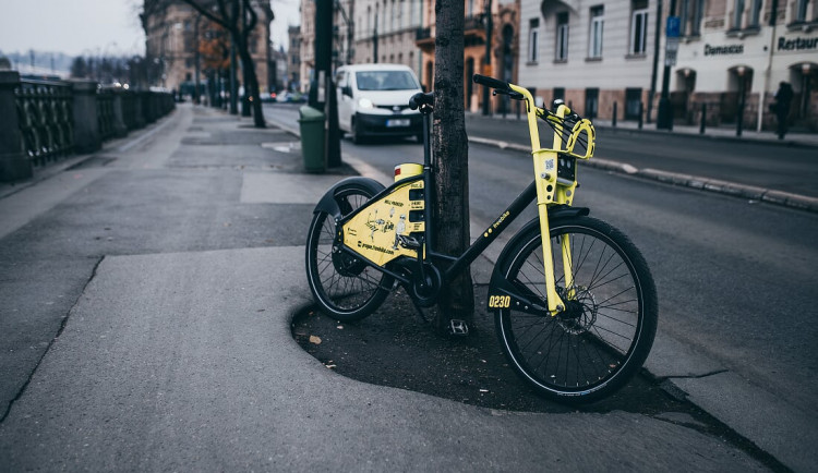 V Praze dnes začalo jezdit šest set nových sdílených elektrokol