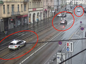 VIDEO: Policejní hlídka pronásledovala Audi v centru Prahy. Zběsilá honička se obešla bez zranění