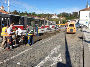 Dělníci na Malostranské rozšiřují tramvajové ostrůvky. Hotovo by mělo být příští týden