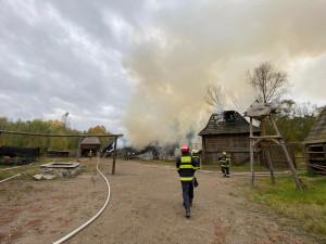 FOTO, VIDEO: Hasiči zasahovali při požáru ve skanzenu Řepora v pražských Řeporyjích