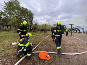 FOTO, VIDEO: Hasiči zasahovali při požáru ve skanzenu Řepora v pražských Řeporyjích