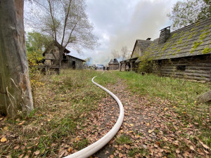 FOTO, VIDEO: Hasiči zasahovali při požáru ve skanzenu Řepora v pražských Řeporyjích