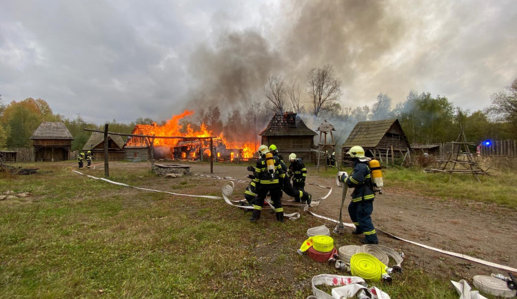 FOTO, VIDEO: Hasiči zasahovali při požáru ve skanzenu Řepora v pražských Řeporyjích