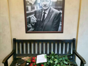 FOTO: Zesnulý Jaroslav Kubera má svou lavičku. Má symbolizovat svobodu a nezávislost