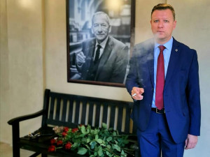 FOTO: Zesnulý Jaroslav Kubera má svou lavičku. Má symbolizovat svobodu a nezávislost
