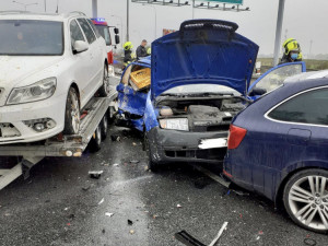 VIDEO: Hasiči zasahovali u dopravní nehody v ulici Novopacká. Jednoho člověka museli vyprostit