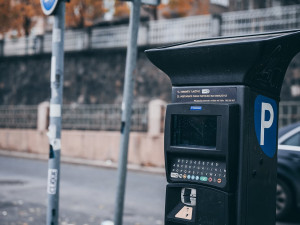 Praha zatím nebude rušit parkovací zóny kvůli šíření koronaviru, jako tomu bylo na jaře