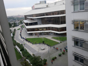 FOTO: Na úřad v Praze se kvůli řidičákům stojí fronty. Využijte elektronickou objednávku, vzkazuje město