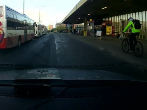 VIDEO: Cyklisté ujížděli před policií. Jeden ukradl kolo, druhý byl v celostátním pátrání