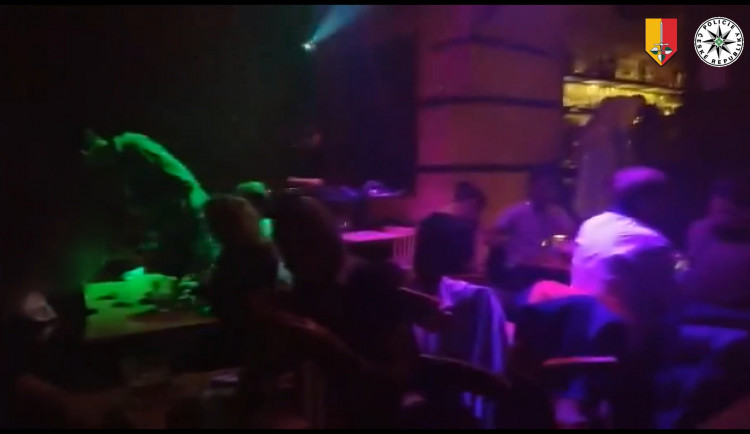 VIDEO: Kriminalisté v úterý zasahovali v podniku v centru Prahy, který byl otevřený i po osmé večer