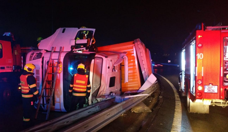 Nehoda kamionu v noci zablokovala sjezd z dálnice D10 na Horní Počernice