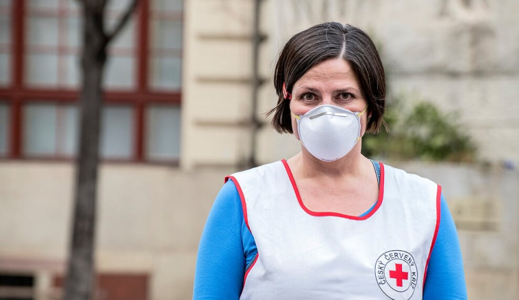 Nemocnice v Praze mají dost pomůcek, více používají respirátory