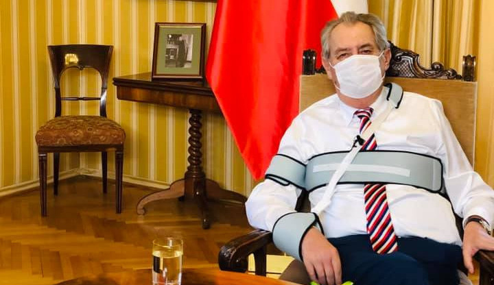 Prezident Zeman ve svém projevu vyzval k nošení roušky a k sankcím za nedodržení tohoto opatření