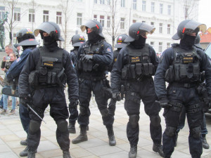 Policie kvůli nedělnímu protestu fanoušků svolává do Prahy stovky policistů z celé republiky