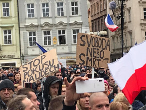 FOTO, VIDEO: Na Staroměstském náměstí probíhá demonstrace proti vládním opatřením