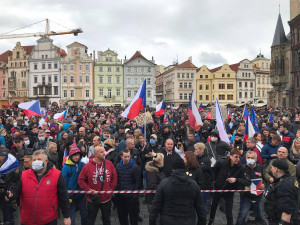 FOTO, VIDEO: Na Staroměstském náměstí probíhá demonstrace proti vládním opatřením