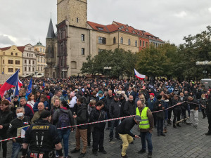 FOTO, VIDEO: Na Staroměstském náměstí probíhá demonstrace proti vládním opatřením