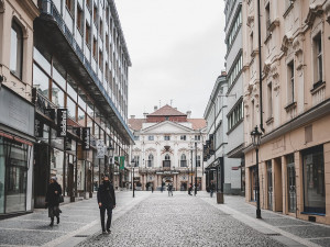 Cedulky vysvětlující názvy ulic se během příštího roku začnou objevovat v Praze 1