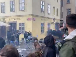 FOTO, VIDEO: Staroměstské náměstí se proměnilo ve válečnou zónu. Těžkooděnci zasahovali proti demonstrantům