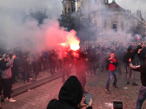 FOTO, VIDEO: Staroměstské náměstí se proměnilo ve válečnou zónu. Těžkooděnci zasahovali proti demonstrantům