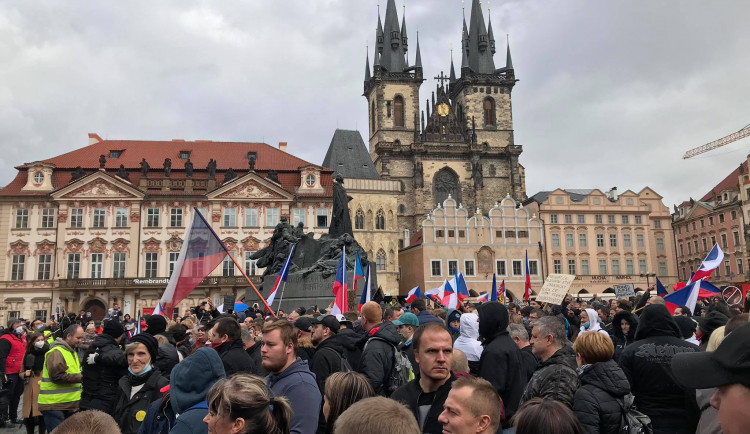 FOTO, VIDEO: Na Staroměstském náměstí probíhá demonstrace proti vládním opatřením