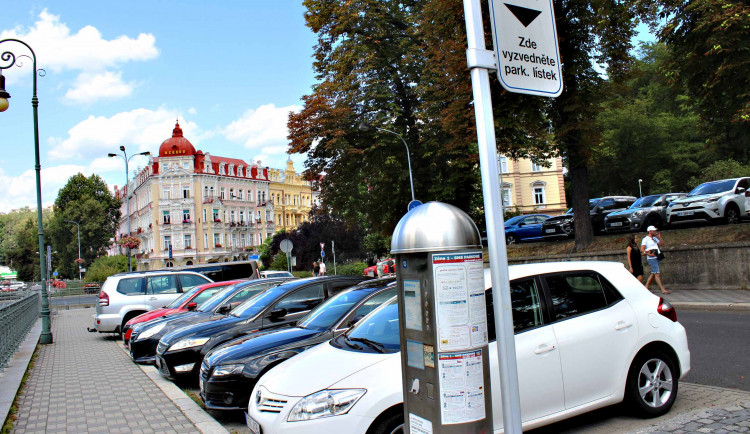 Parkovné na některých místech Karlových Varů zlevnilo