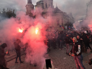 FOTOGALERIE: Střelné zbraně, pyrotechnika a ranění. Podívejte se, jak probíhala nedělní demonstrace