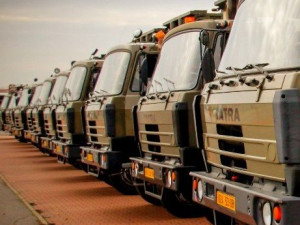 V pražských Letňanech dnes začala výstavba polní nemocnice. Dnes tam dorazil vojenský konvoj s vybevením