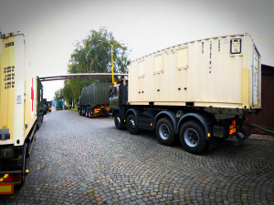 V pražských Letňanech dnes začala výstavba polní nemocnice. Dnes tam dorazil vojenský konvoj s vybevením