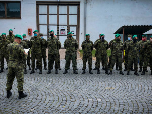 V pražských Letňanech dnes začala výstavba polní nemocnice. Dnes tam dorazil vojenský konvoj s vybevením