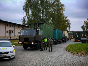 V pražských Letňanech dnes začala výstavba polní nemocnice. Dnes tam dorazil vojenský konvoj s vybevením