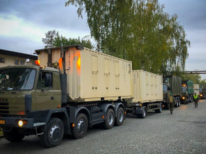 V pražských Letňanech dnes začala výstavba polní nemocnice. Dnes tam dorazil vojenský konvoj s vybevením