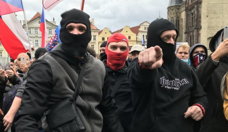 FOTOGALERIE: Střelné zbraně, pyrotechnika a ranění. Podívejte se, jak probíhala nedělní demonstrace