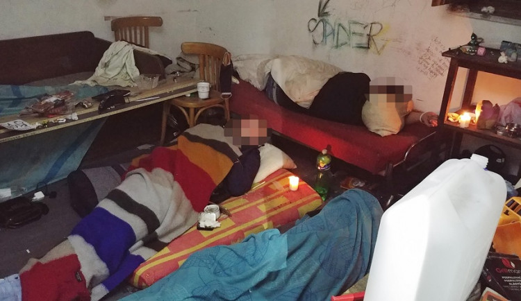 Muži přespávali v cizím zahradním domku v Kunraticích. V noci je překvapila majitelka společně se strážníky