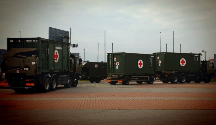V pražských Letňanech dnes začala výstavba polní nemocnice. Dnes tam dorazil vojenský konvoj s vybevením