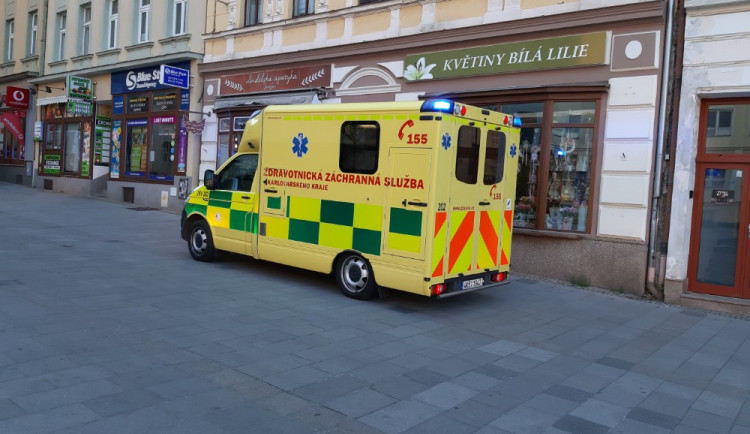 Místo potlesku a poděkování někdo hodil po záchranářích v Karlových Varech máslo