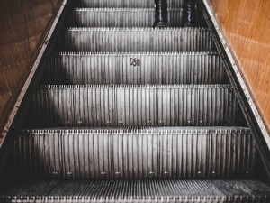 Výměna eskalátorů skoro na rok uzavře výstup ze stanice metra Anděl směr Na Knížecí