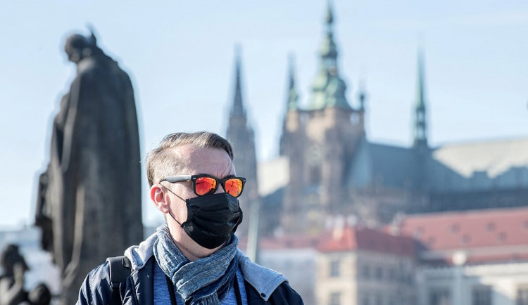 Ode dneška s rouškou už i venku. Úterní přírůstek nakažených dosáhl skoro dvanácti tisíc