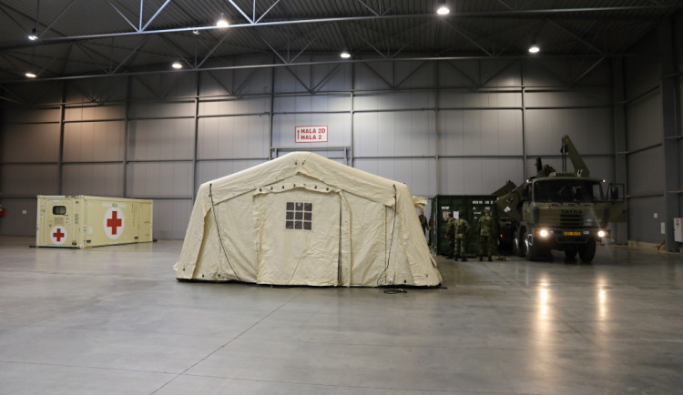 FOTO: Polní nemocnice v Letňanech bude sloužit k doléčení pacientů. Nabídne 500 lůžek