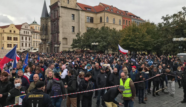 Na protestech je rizikové skandování bez rozestupů, vysvětluje epidemiolog