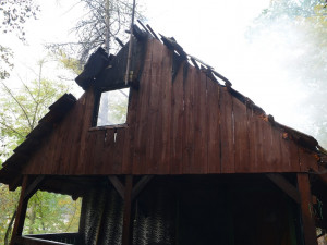 FOTO: Jeden člověk byl zraněn při požáru chaty v pražských Petrovicích