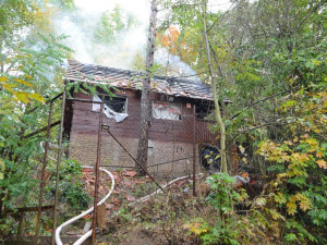 FOTO: Jeden člověk byl zraněn při požáru chaty v pražských Petrovicích
